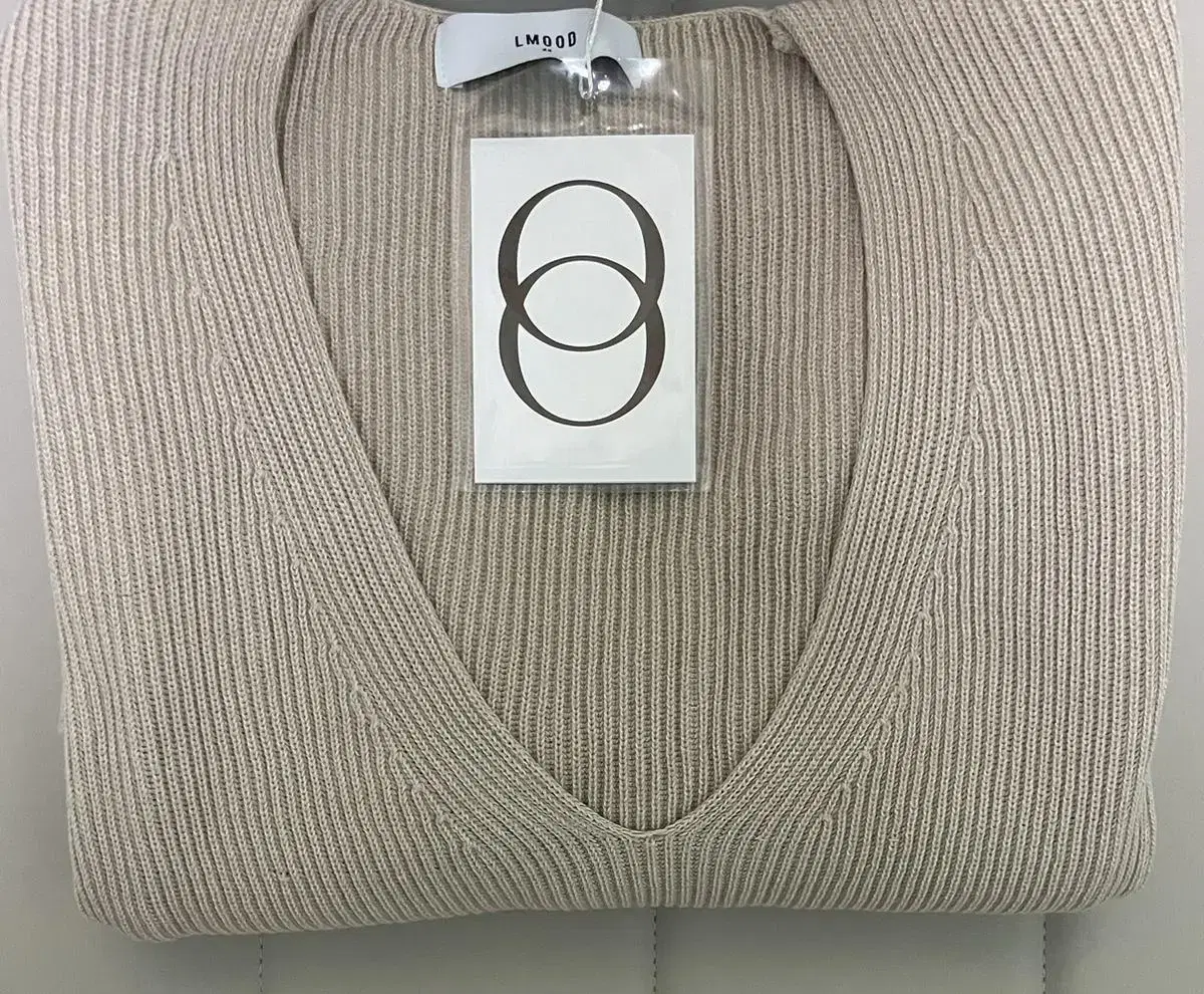 [New unworn] Elmood deep v-neck knit beige size 44