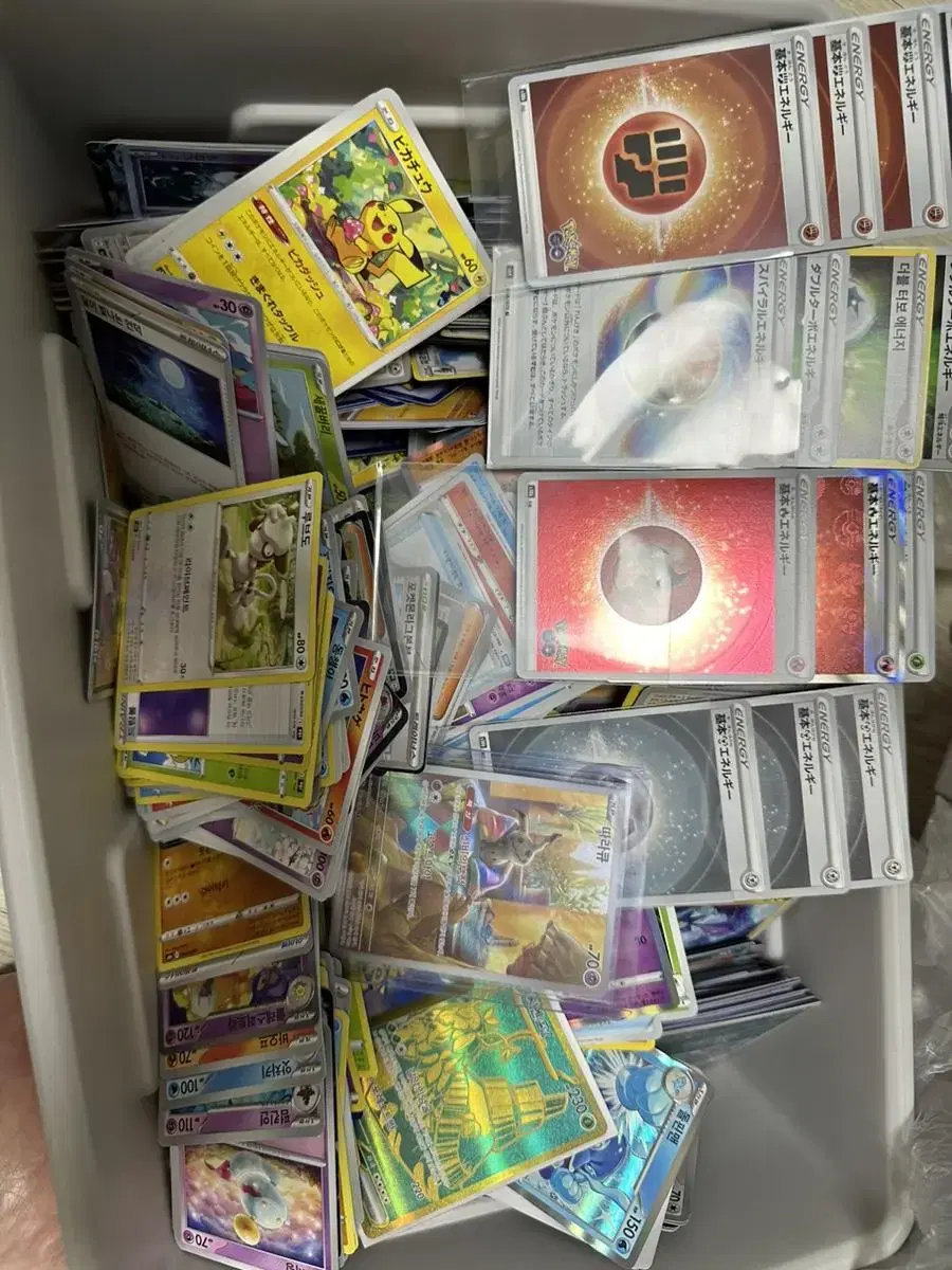 Pokémon kards are sold in bulk at a rare rarity.