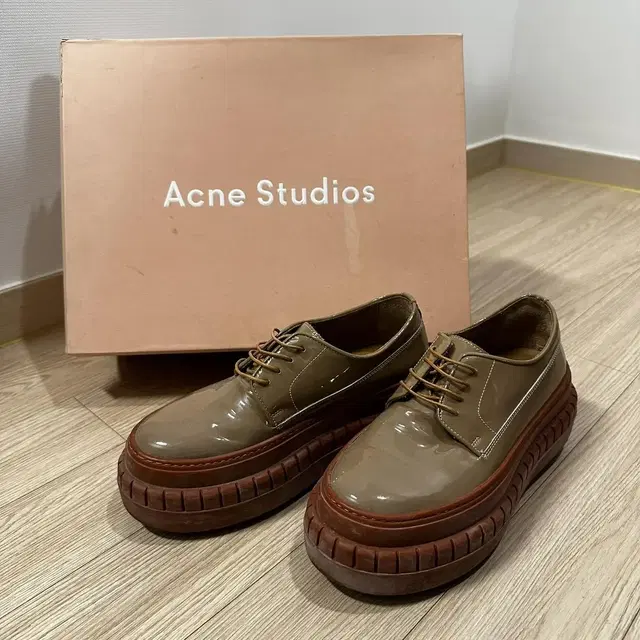 Acne Studios 아크네 스튜디오 Sacha 에나멜 청키 로퍼 /