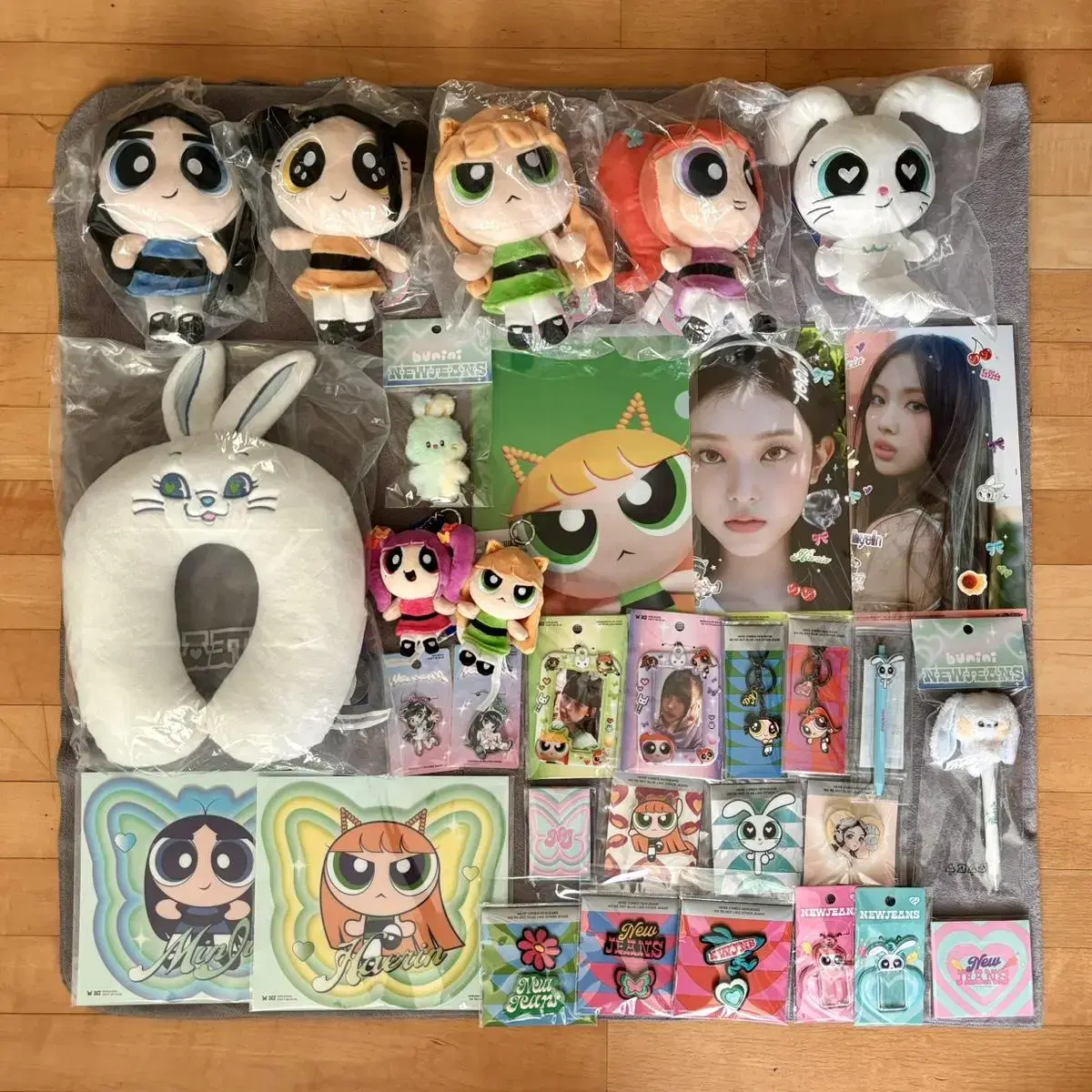 New Jeans Pop Up Goods (doll, keyring, neck cushion, poka, photocard holder, wapen)