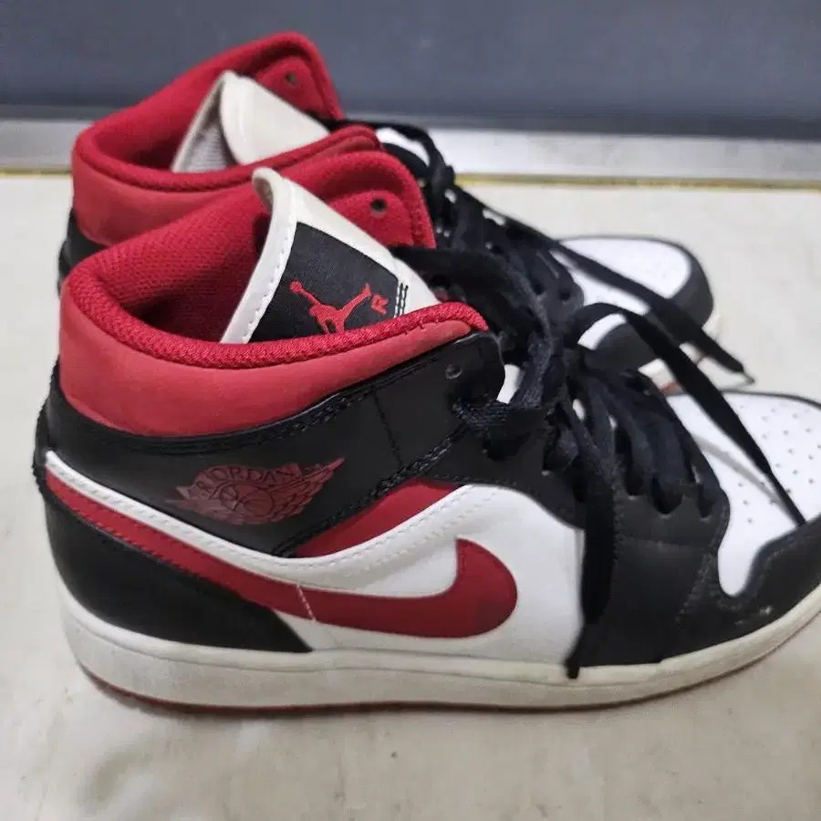 jordan1 mid gym red black white