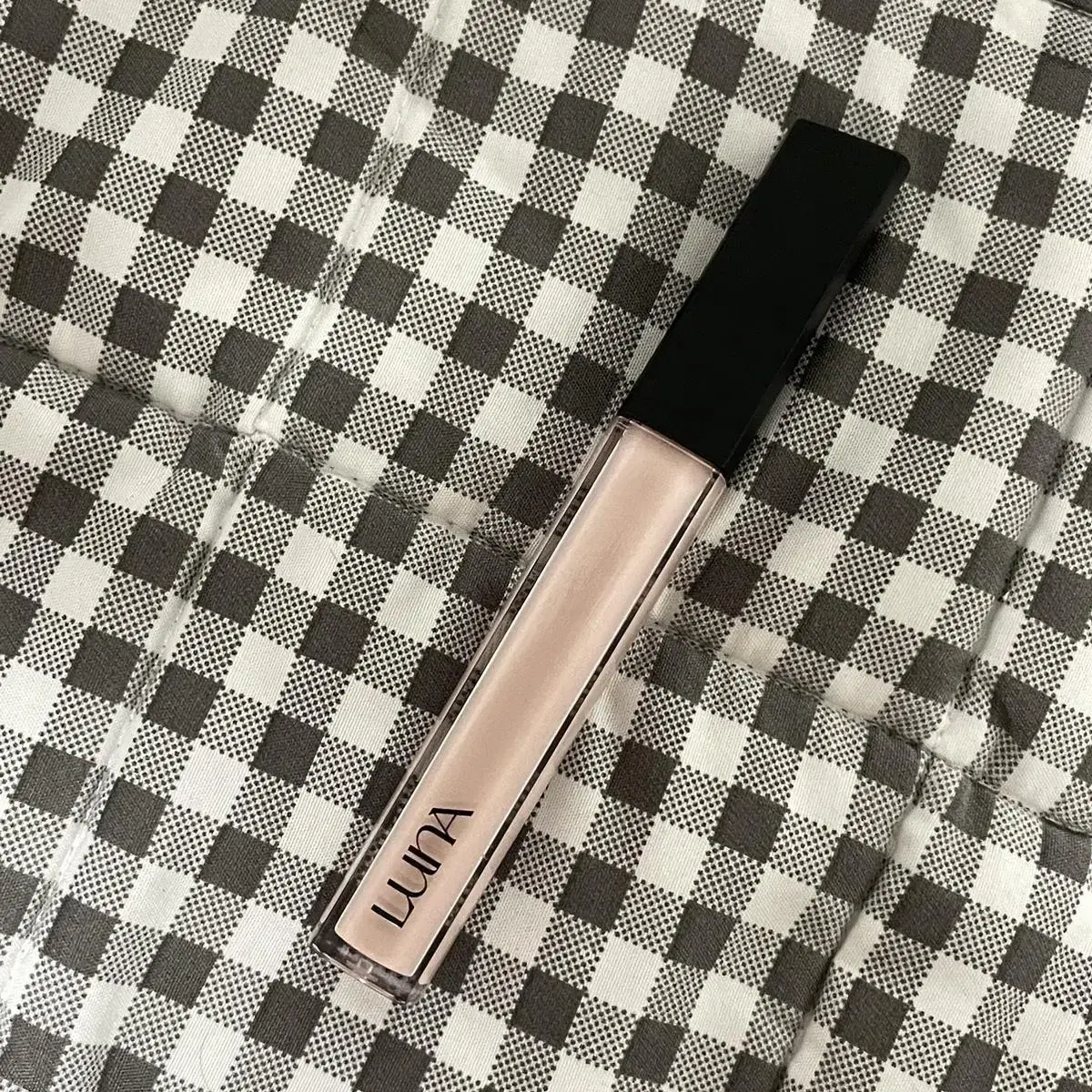 Luna Long Lasting Tip Concealer 7.5g (No. 3 Bright)