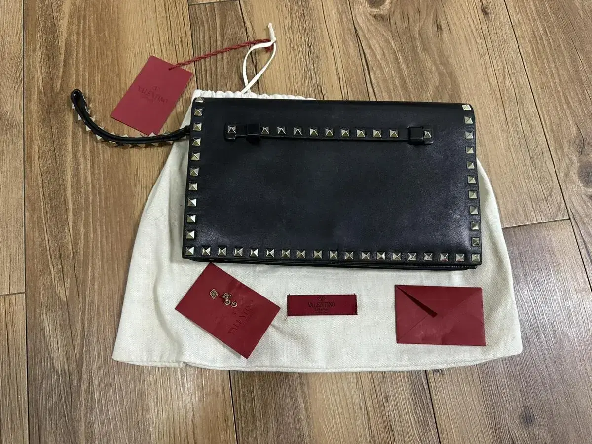 (Genuine) Valentino Rockstud Clutch