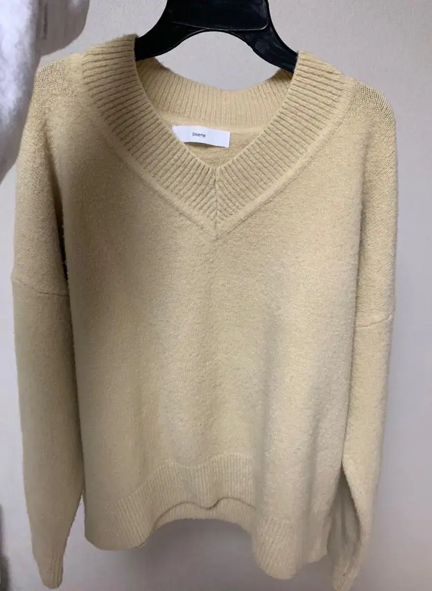 V-neck knit in yellow color