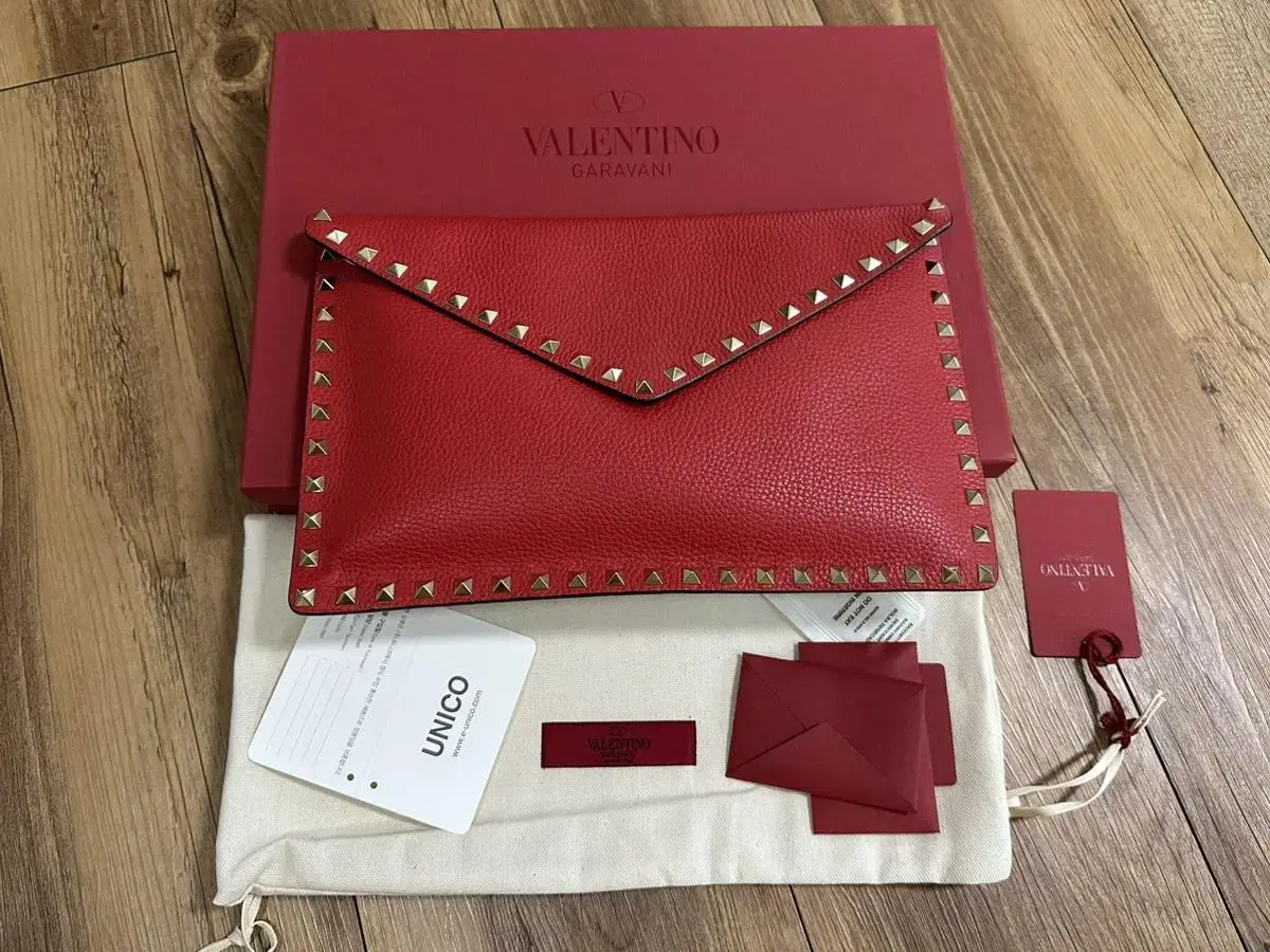 (Genuine) Valentino Rockstud Clutch