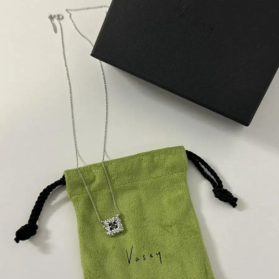 Vasey 베이시 Frame necklace green