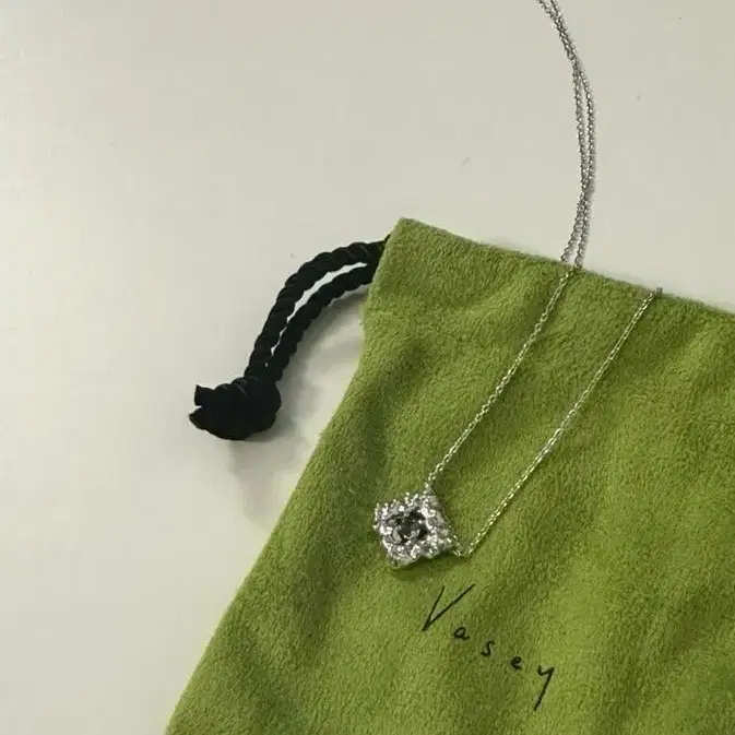 Vasey 베이시 Frame necklace green