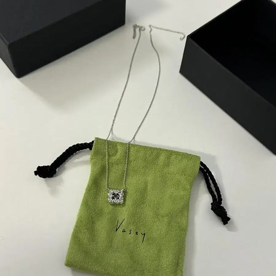 Vasey 베이시 Frame necklace green