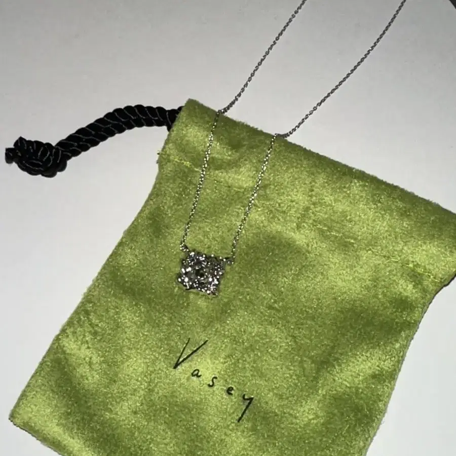 Vasey 베이시 Frame necklace green