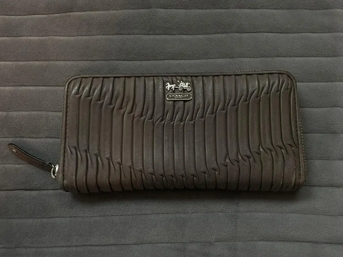 Coach Shirring Long Wallet (including delivery fee)