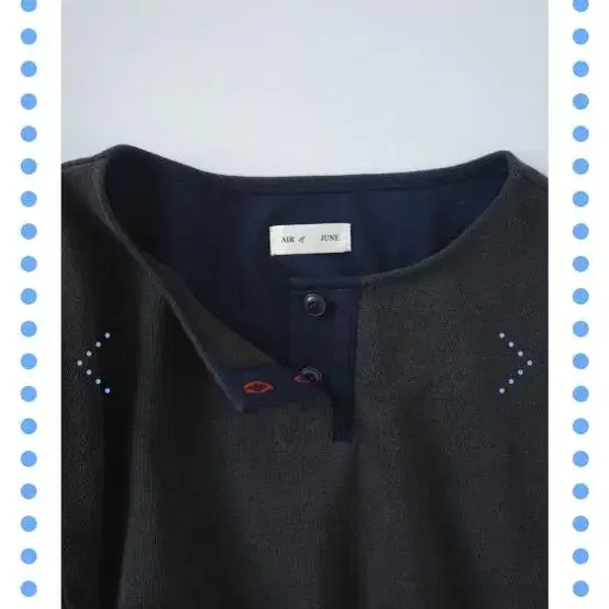 에어오브준) Indigo henley embroidered top -Vi