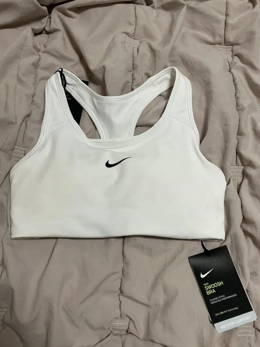 Nike Swoosh Sports Bra BV3637-100