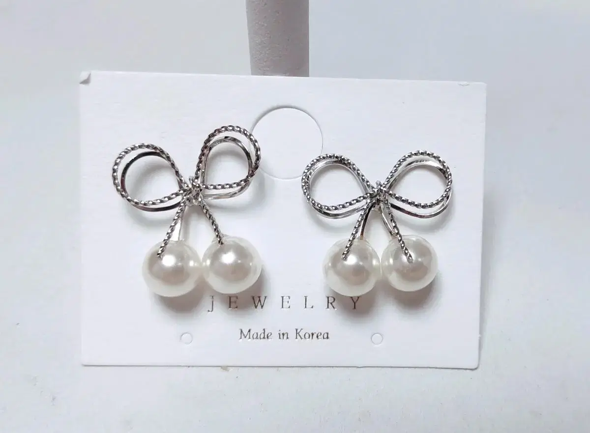 Ribbon-shaped pearl earrings