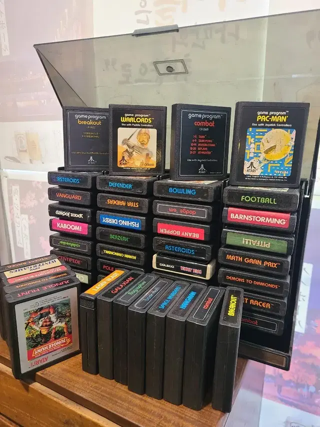 아타리ATARI 게임팩 및 팩진열장 세트