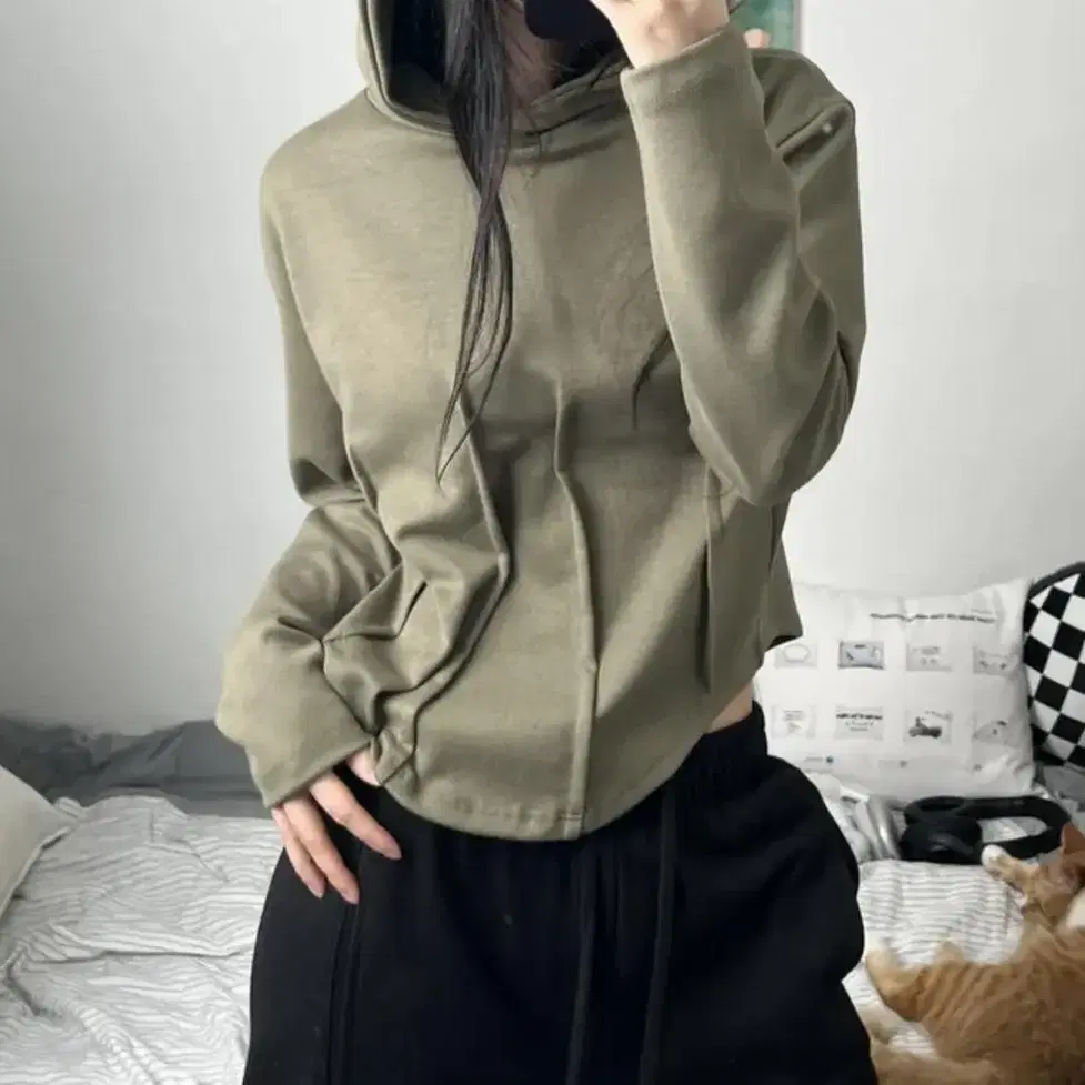 오피엠(OPM) pintuck crop hoodie 핀턱 크롭 후디 카키