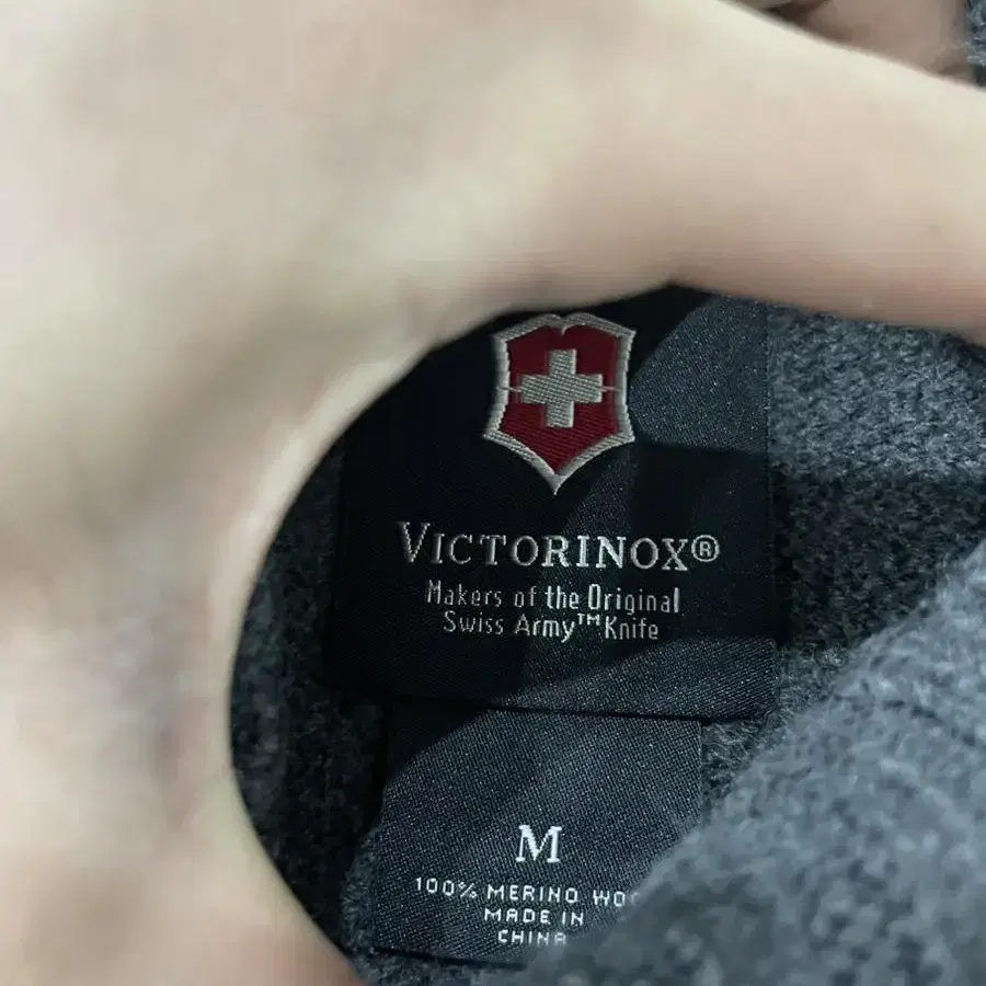 VICTORINOX 스위스 아미 니트 스웨터