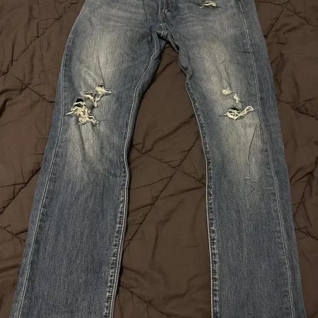 LEVIS premium torn jeans L 32