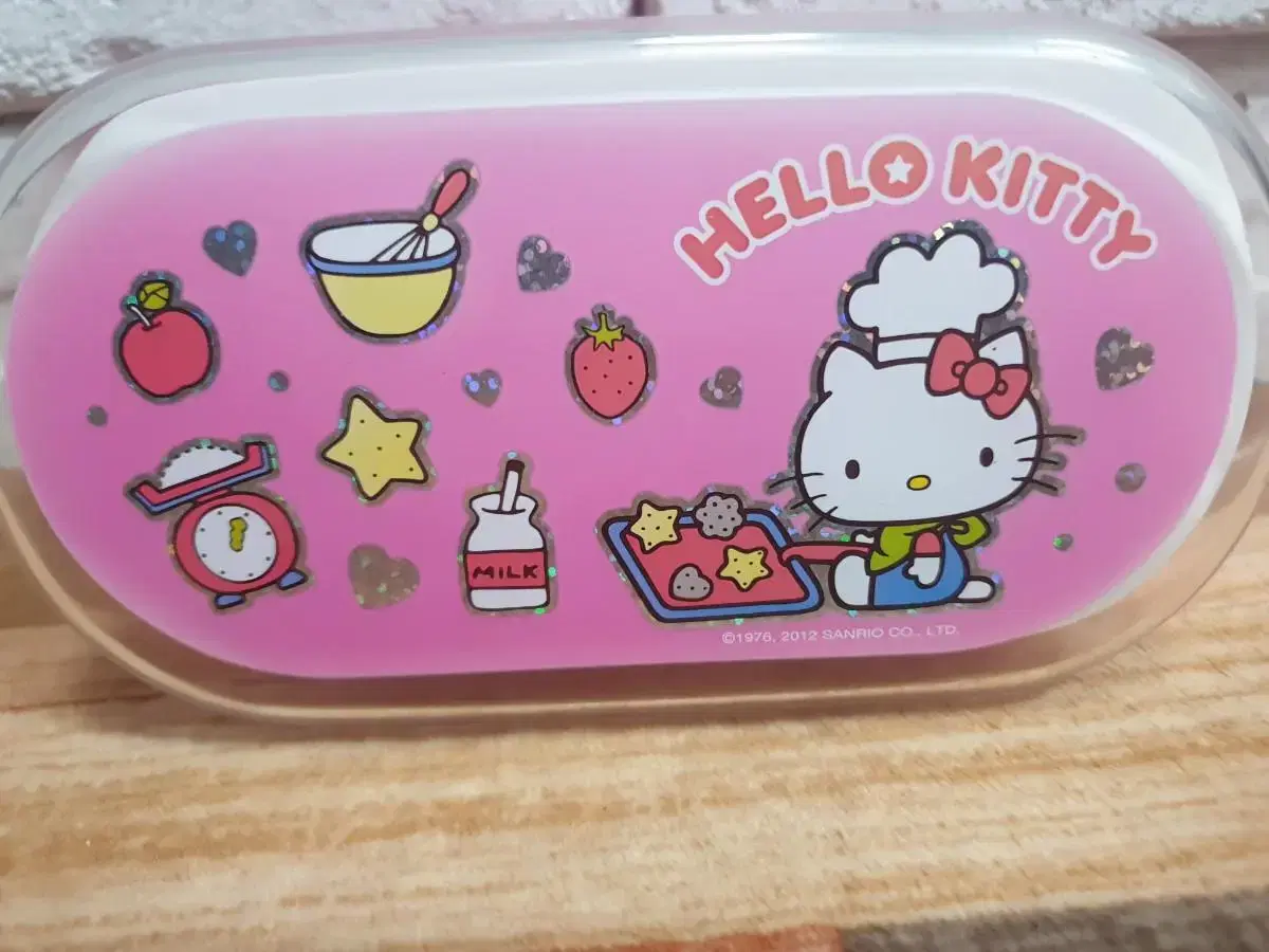 I'm selling a classic Kitty 2-tier lunch box. Kitty string included.