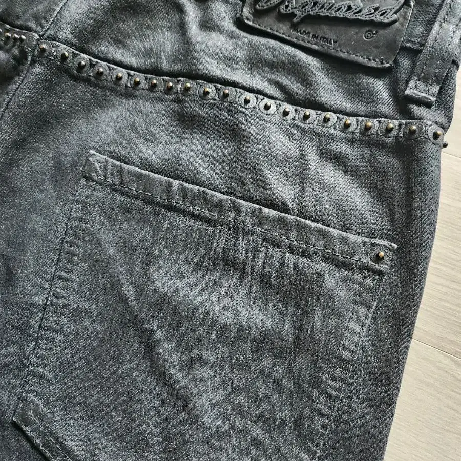 정품 디스퀘어드2 Black Coated Rock Stud Jean-46