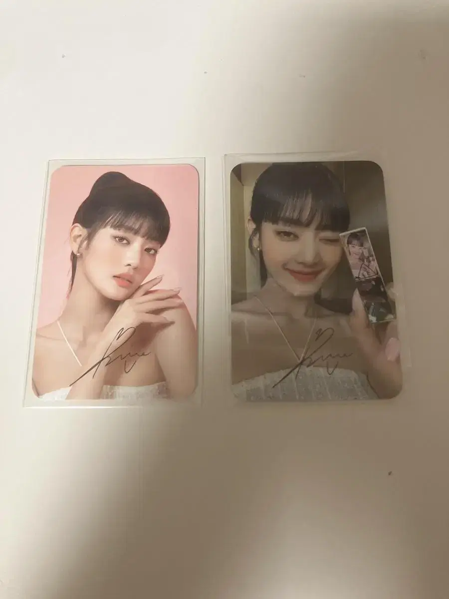 Minnie sells photocards.