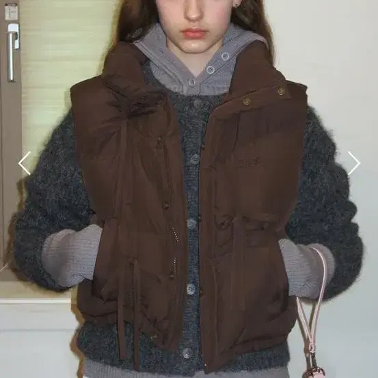 시눈 RIBBON DETAIL PUFFER VEST (BROWN)