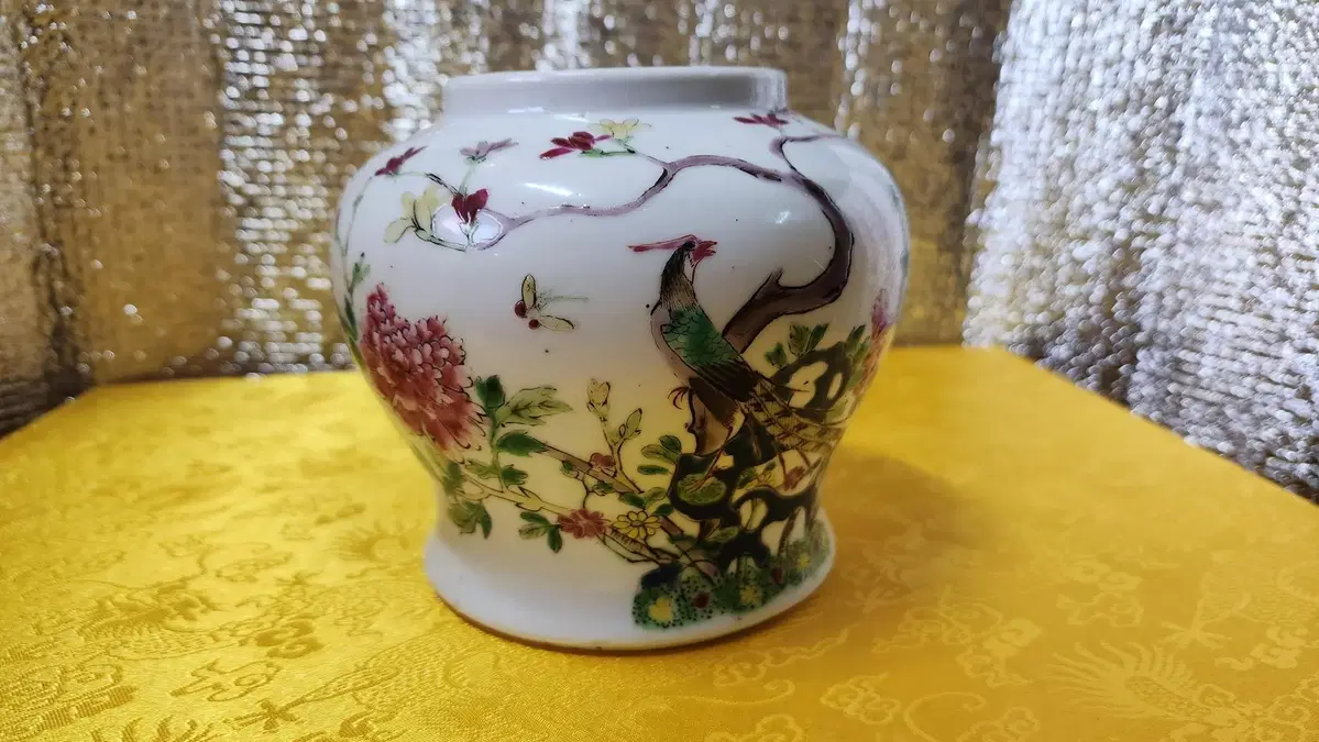 Chinese porcelain vintage jar