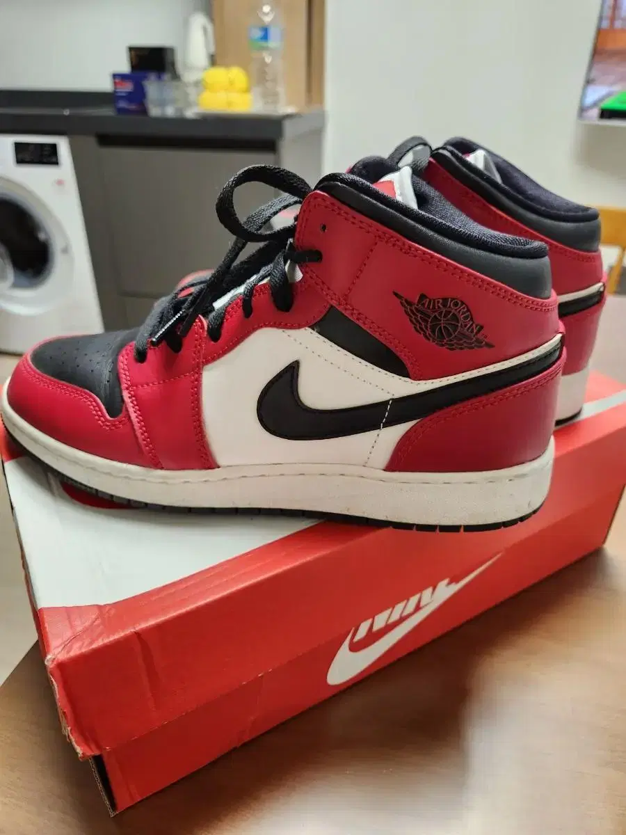 245 Jordan 1 Chicago Mid