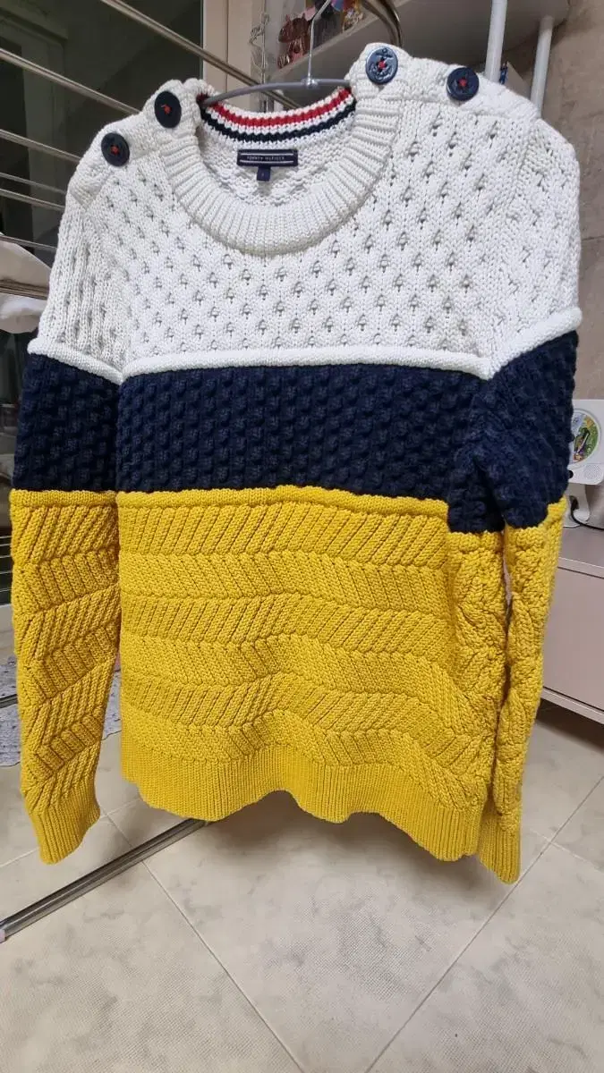 Tommy Hilfiger dense knit L 100 size really pretty