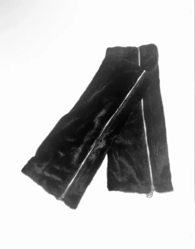 YUSE FUR ZIPPER LEG WARMER - BLACK