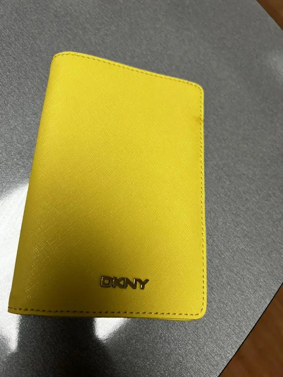 DKNY 여권지갑