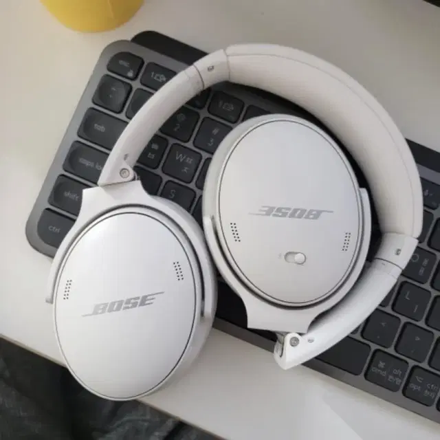 Bose QC45 스모크 화이트