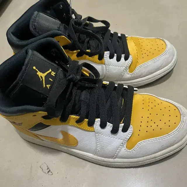 Jordan 1 mid university gold