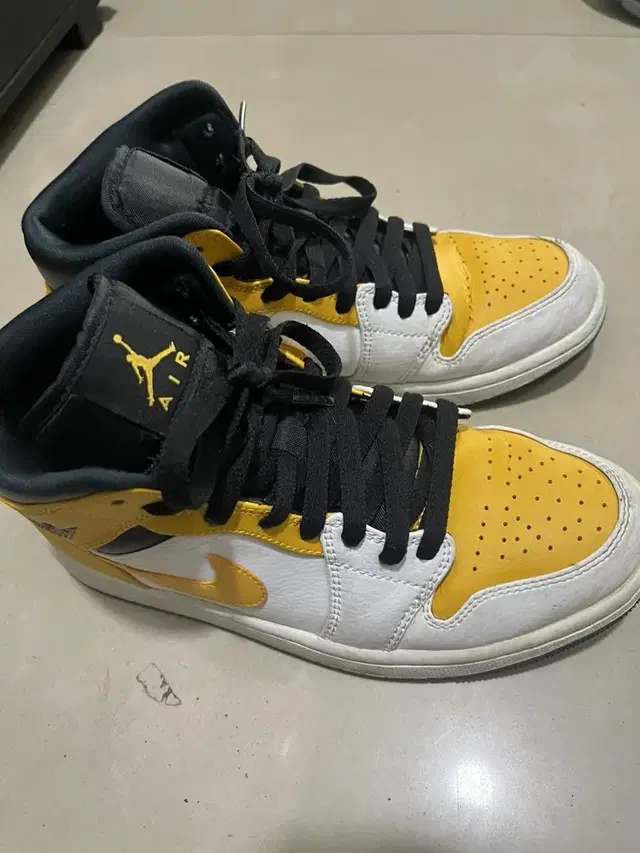 Jordan 1 mid university gold