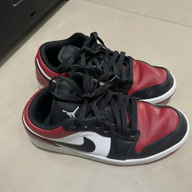 Jordan 1 low bred toe