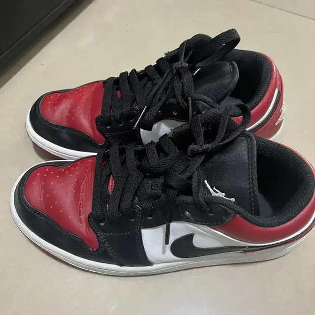 Jordan 1 low bred toe