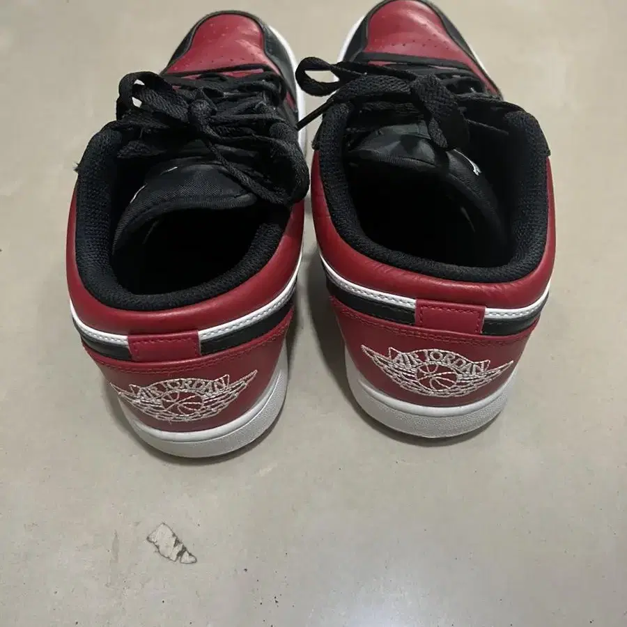 Jordan 1 low bred toe