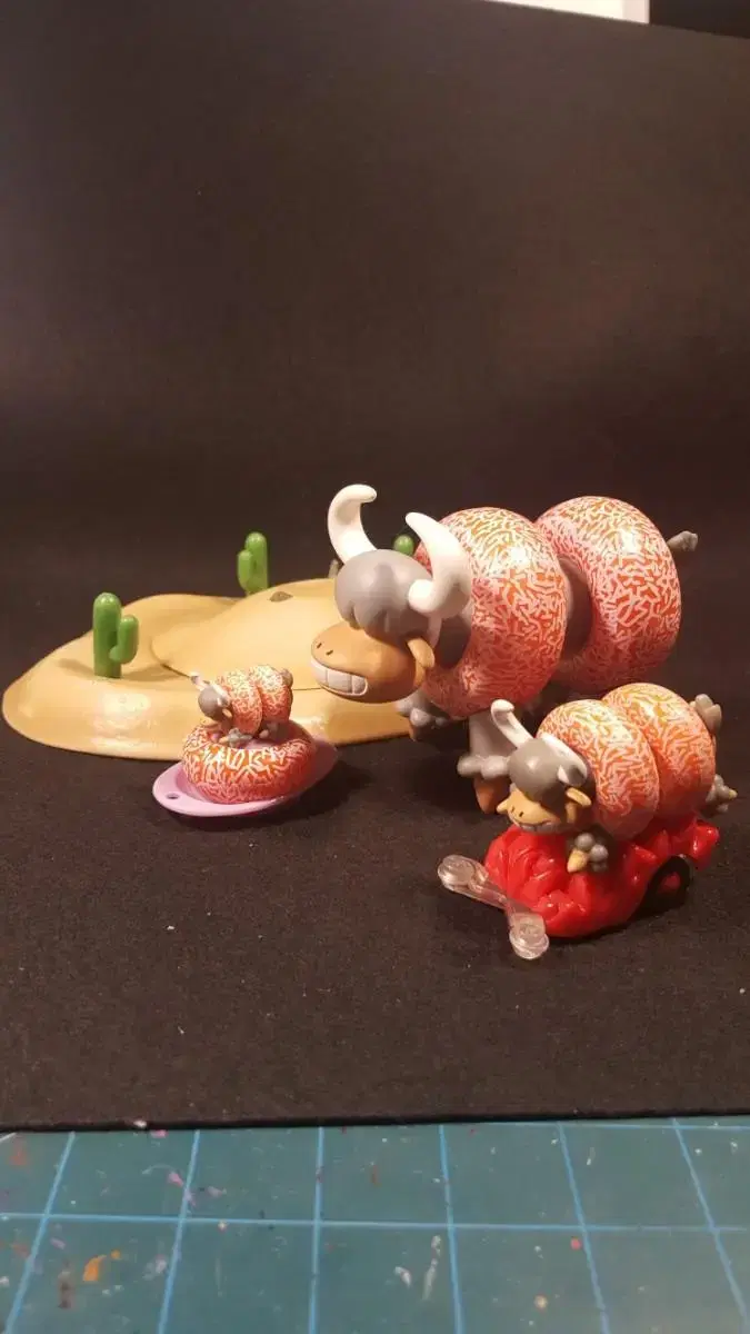 Mr. Donut Bull 4-Piece Figure Set