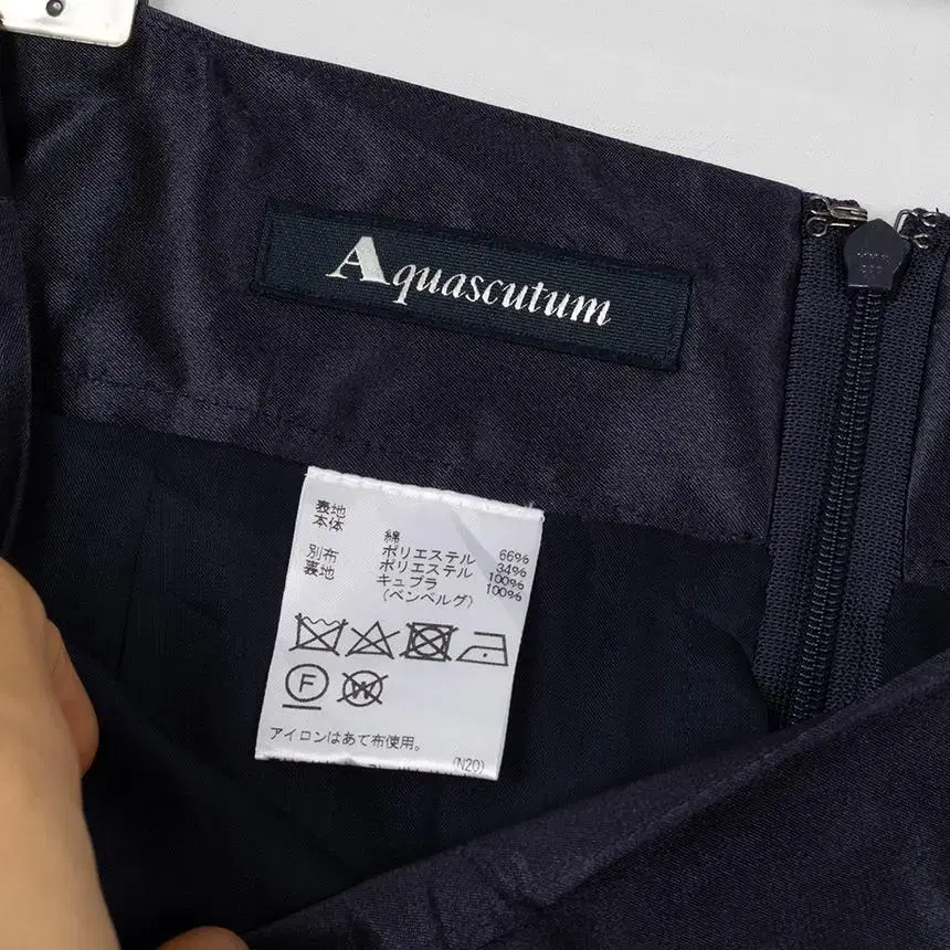 d8538 aquascutum ( 권장 L ) 스커트