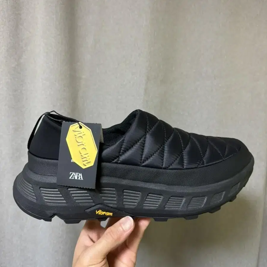 자라 러닝 스니커즈 VIBRAM x MAISON SPECIAL