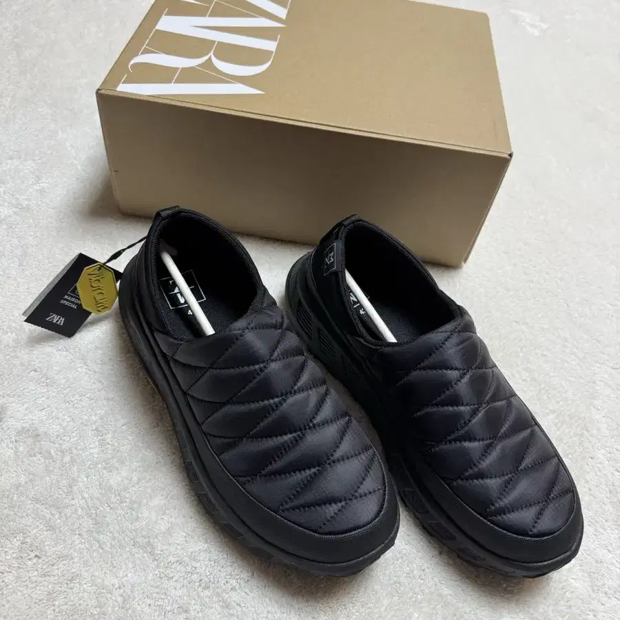 **특가**자라 러닝 스니커즈 VIBRAM x MAISON SPECIAL