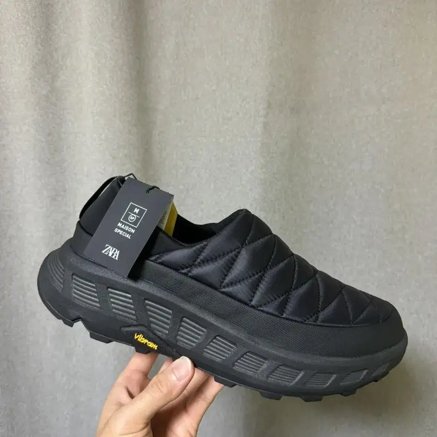 자라 러닝 스니커즈 VIBRAM x MAISON SPECIAL