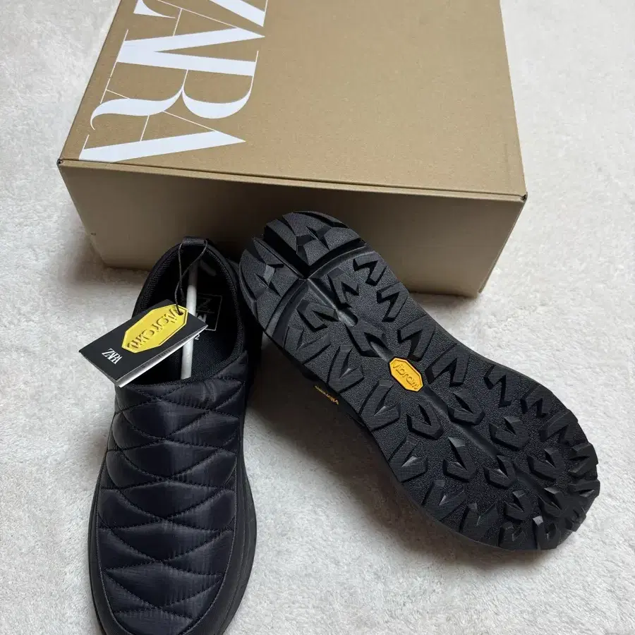 **특가**자라 러닝 스니커즈 VIBRAM x MAISON SPECIAL