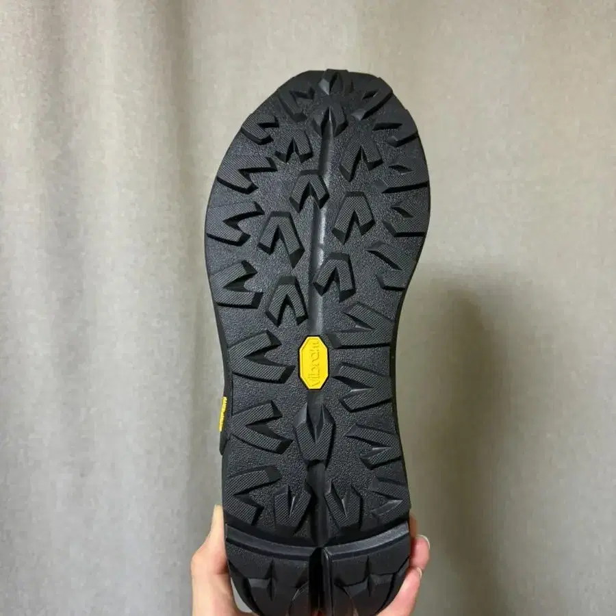 자라 러닝 스니커즈 VIBRAM x MAISON SPECIAL