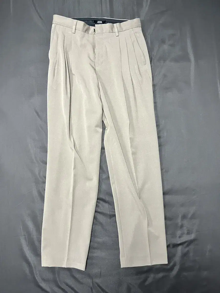 Three Tucks semi Balloon Slacks [Dusty Beige]