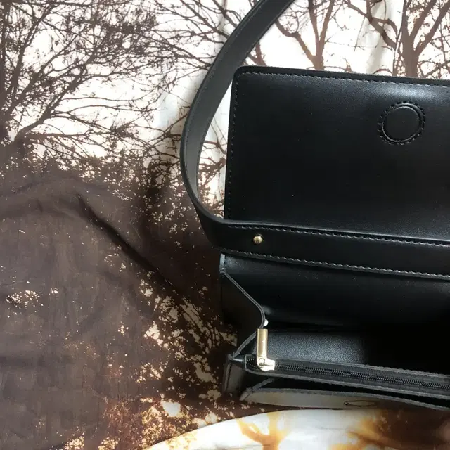 Vintage black snowy hill shoulder bag