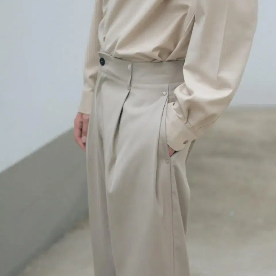 비슬로우 DEEP PLEATS TWO TUCK PANT