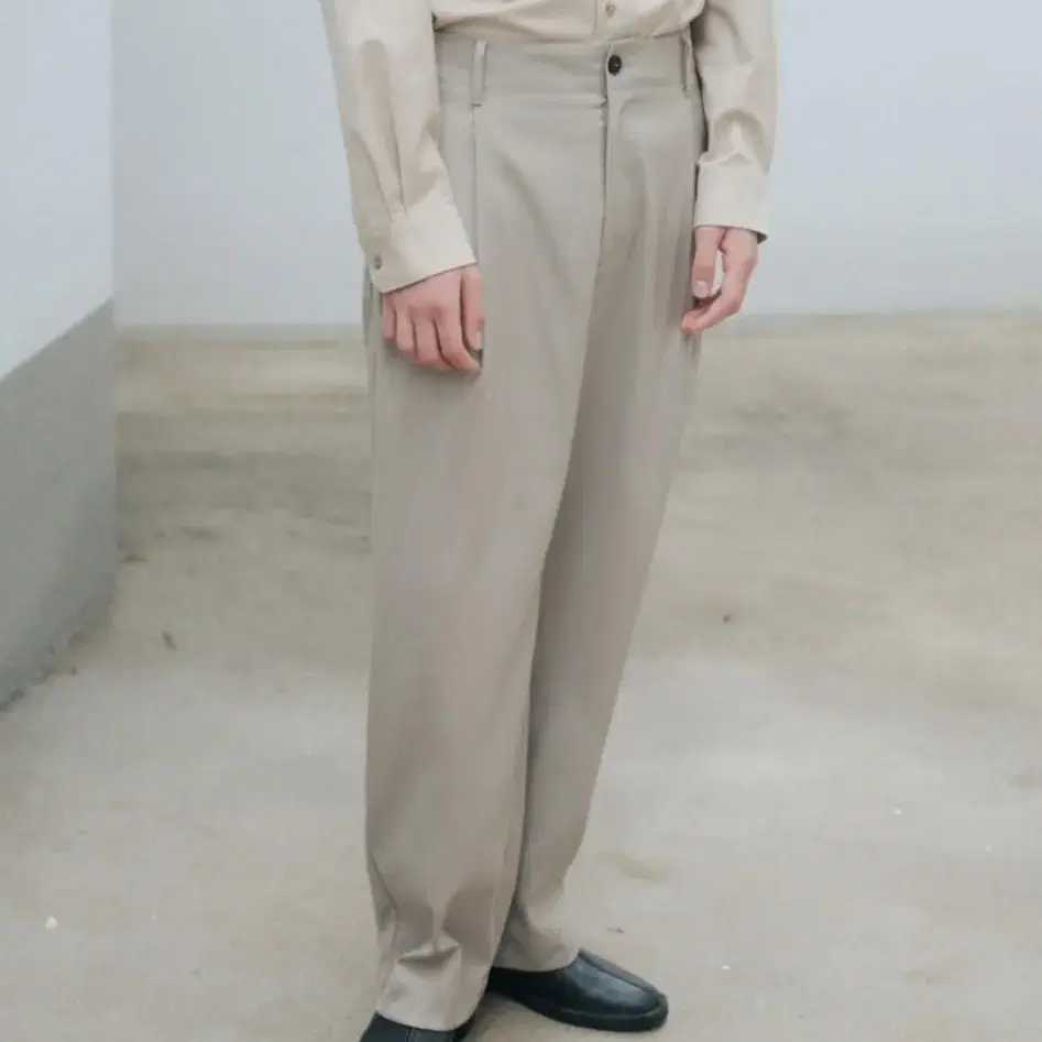 비슬로우 DEEP PLEATS TWO TUCK PANT