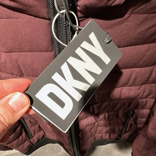 (정품/새상품) DKNY 남성 와인 패치 로고 패딩 짚업 자켓 85%