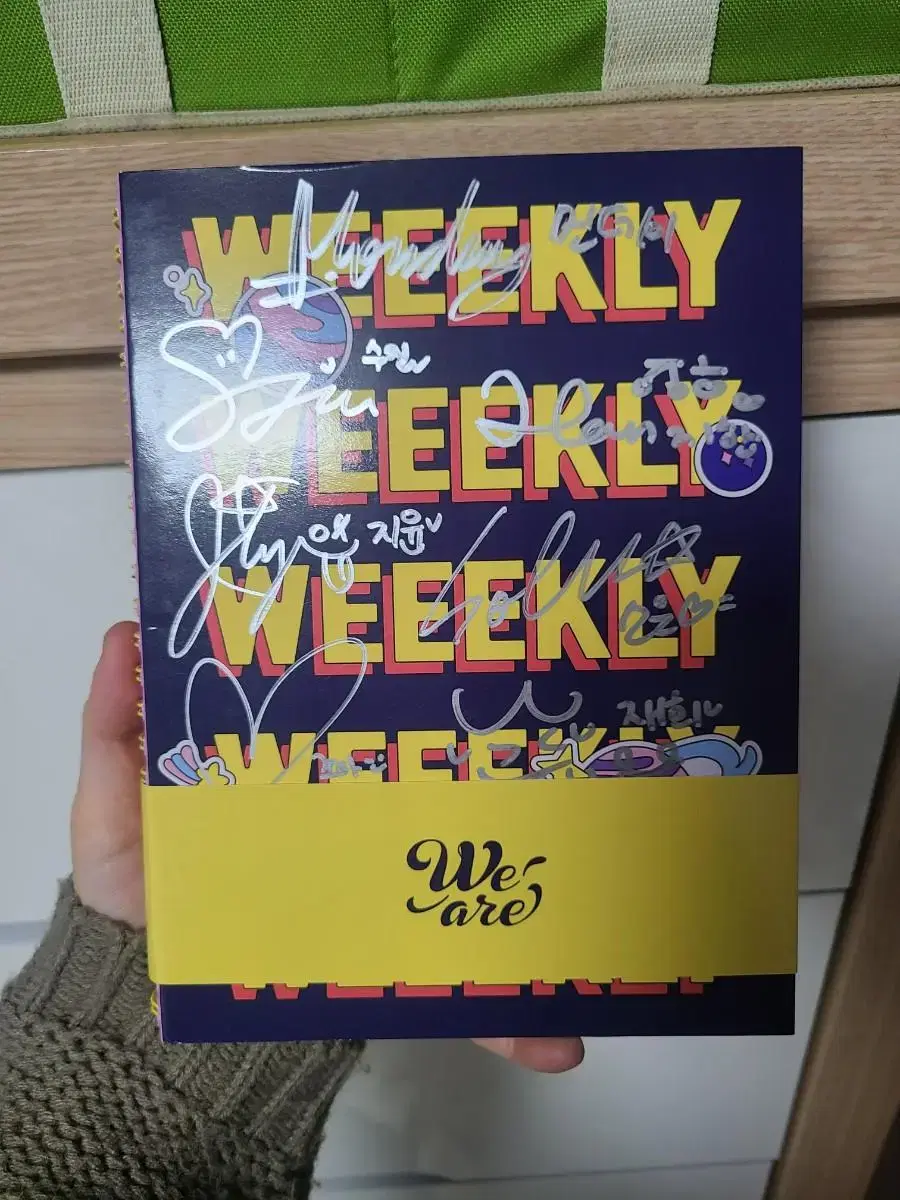 Autographed album of the first issue of Weekly.