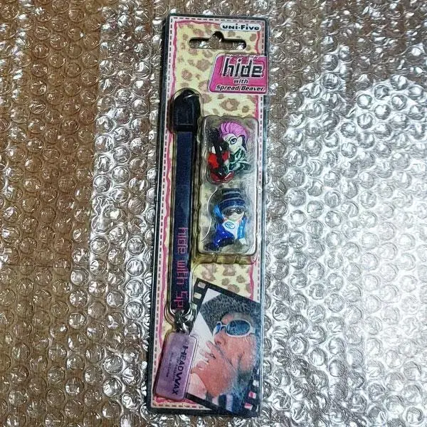 Sells "X-Fan" "Hide Figure Strap keyring Keychain" (unsealed)